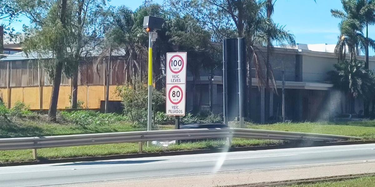 Radar de velocidade média instalado em fase educativa na BR-040, em Nova Lima, calcula o tempo entre dois pontos para orientar motoristas a manter velocidade constante (Divulgação/EPR Via Mineira)