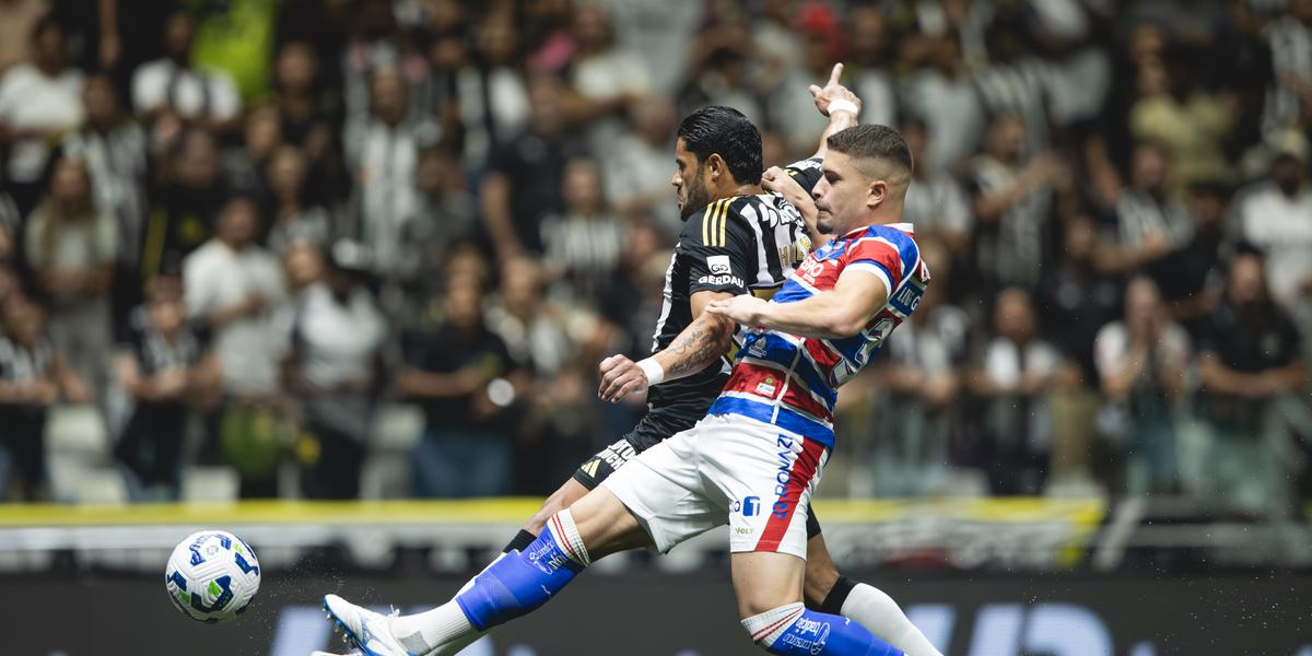 Hulk antecipa ao zagueiro e abre o placar para o Galo (Foto: Pedro Souza / Atlético)