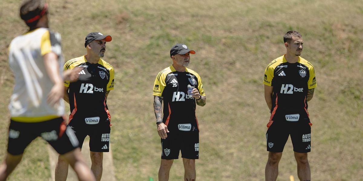 Sampaoli observa os atletas durante treino na Cidade do Galo (Foto: Pedro Souza / Atlético)