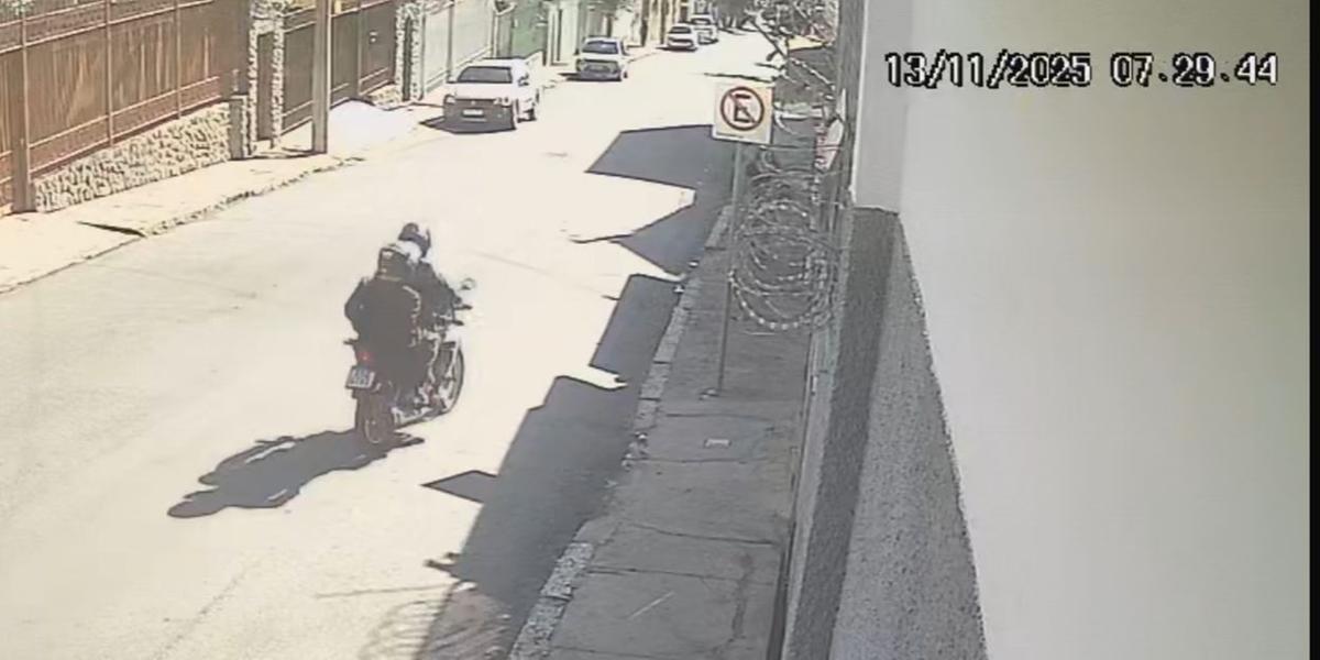 Câmera de segurança flagrou assalto na rua Pacífico Faria, no Pompeia; ação durou 16 segundos (Reprodução)