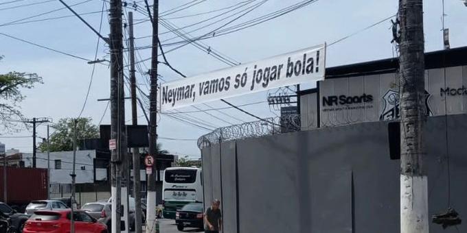 Faixa com protesto contra Neymar é colocada em CT do Santos (Reprodução: redes sociais)