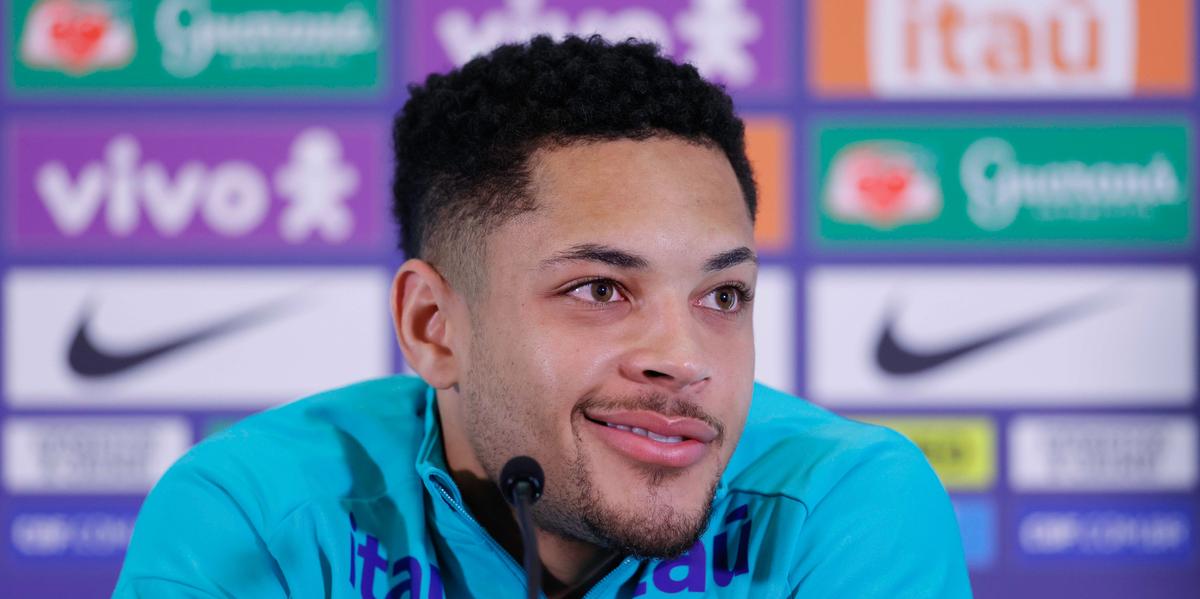 Vitor Roque durante entrevista coletiva pela Seleção Brasileira em Londres (Rafael Ribeiro / CBF)