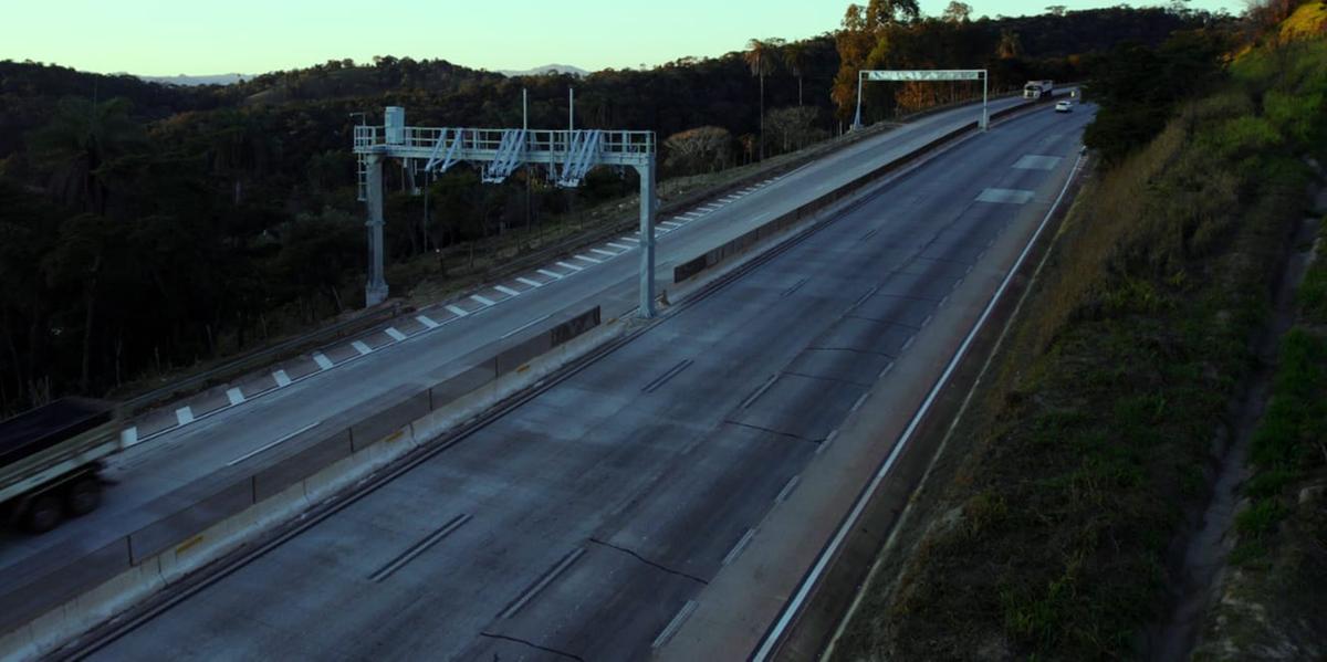 Pórtico de pedágio da Nova 381 em operação; cobrança passará a valer nas cinco praças entre Caeté e Governador Valadares (Nova 381 / Divulgação)