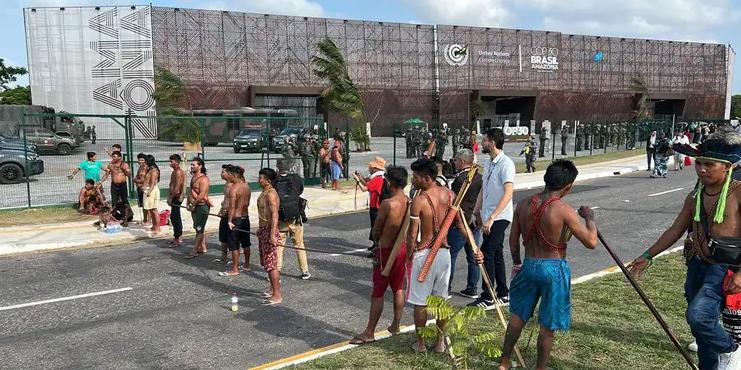Protesto na entrada principal da COP30 (Gabriel Corrêa/Rádio Nacional)