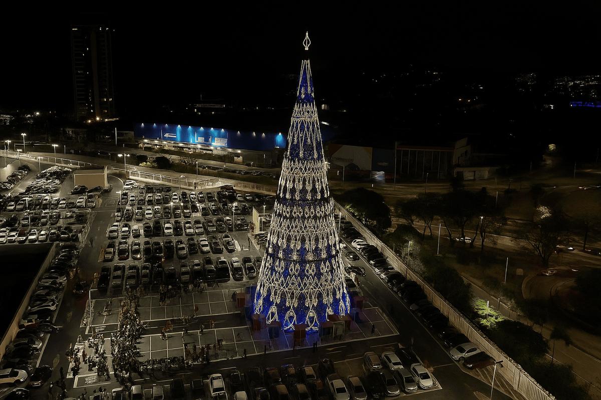 O BH Shopping aposta no universo do Quebra-Nozes e exibe a árvore externa de 42 metros, iluminada com centenas de milhares de microlâmpadas (Divulgação/BH Shopping)