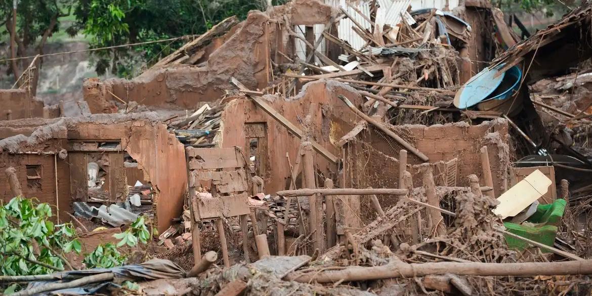 Distrito de Bento Rodrigues, em Mariana (MG), atingido pelo rompimento de duas barragens de rejeitos da mineradora Samarco (Antonio Cruz/ Agência Brasil)