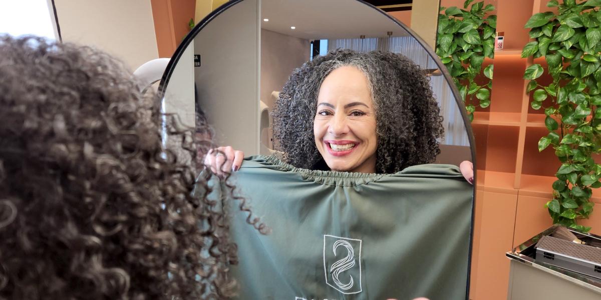 A especialista em cachos Mabel Garcia ficou conhecida nas redes por vídeos de trransformação em que usa uma "capa mágica" para fazer uma transição entre o antes e o depois (Maurício Vieira/Hoje em Dia)