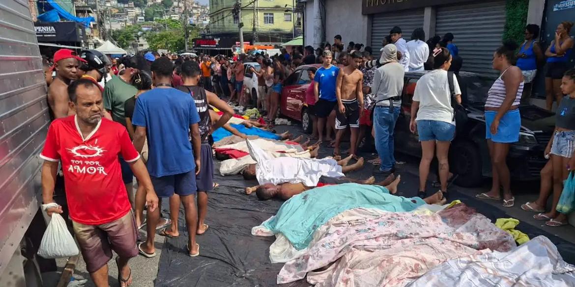 Dezenas de corpos são trazidos por moradores para a Praça São Lucas, na Penha, zona norte do Rio de Janeiro, após ação policial da Operação Contenção (Eusébio Gomes/TV Brasil)
