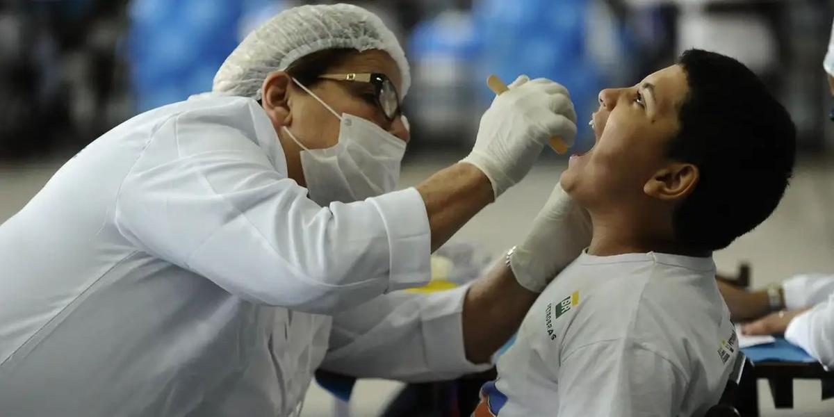 Estima-se que, no Brasil, ocorram cerca de 15 mil novos casos de câncer de boca por ano: autoexame e visitas periódicas ao dentista são fundamentais para detecção precoce (Tânia Rêgo/Agência Brasil)