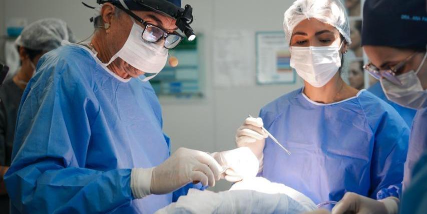 Volney Pitimbo, presidente da SBCP, em cirurgia ao vivo de rinoplastia (Thiago Aquino Dias/Divulgação)