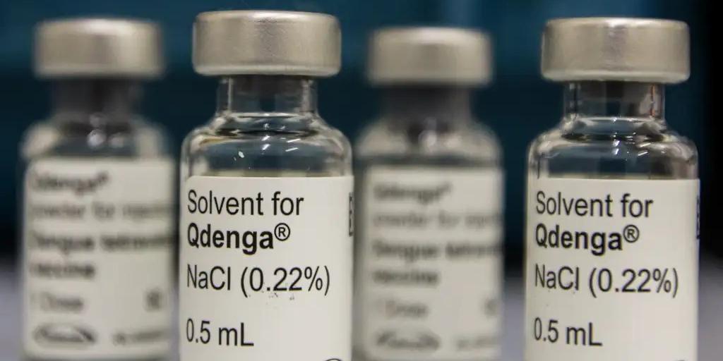 Detalhe do frasco da vacina Qdenga, disponível para crianças e adolescentes (Rovena Rosa/Agência Brasil)