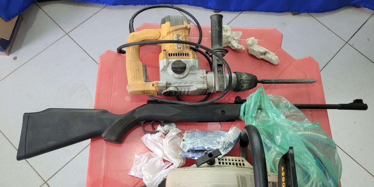 Foram apreendidos cristais, pedras preciosas, brocas e armas de fogo durante a operação (Divulgação/ PF)