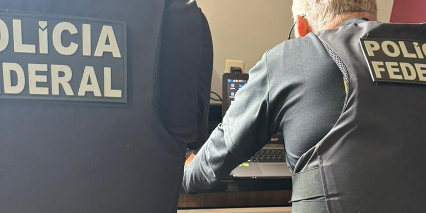 Foram apreendidos um smartphone, um computador e diversos dispositivos de armazenamento, que serão encaminhados à perícia criminal (Divulgação/ PF)