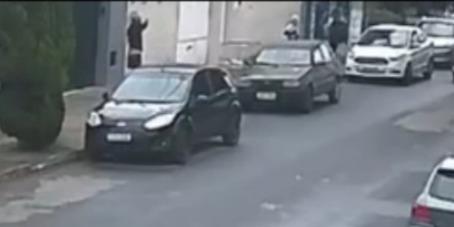 Criminosos atiraram contra vítima após assaltar distribuidora em Pedro Leopoldo; ninguém se feriu (Reprodução/ Redes Sociais)