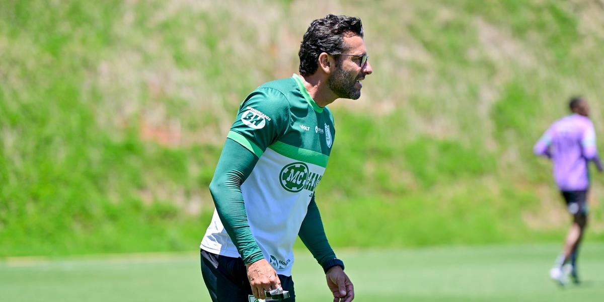 Valentim reencontra Athletico-PR podendo 'melar' acesso do Furacão (Mourão Panda / América)