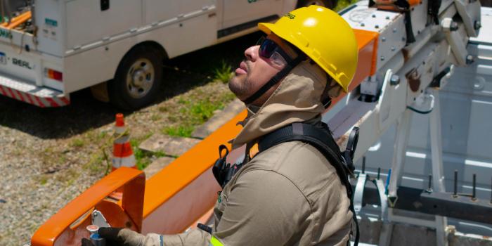Curso prepara os participantes para as rotinas reais de campo, incluindo o manuseio de ferramentas e equipamentos, o transporte de escadas de fibra de 25 quilos e o uso adequado de dispositivos de segurança (Cemig / Divulgação)