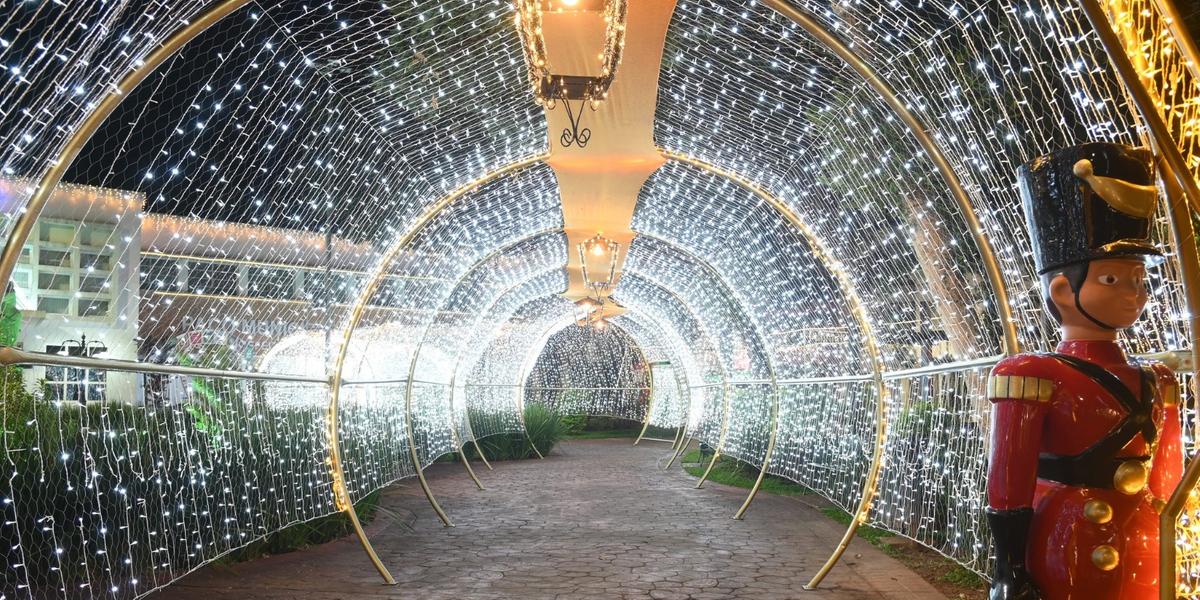 Ao anoitecer, milhares de luzes se acenderam simultaneamente, transformando ruas, praças e pontos turísticos em verdadeiros cenários de fantasia (Gerson Cordeiro)