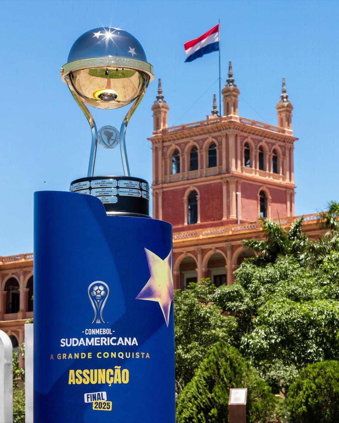 Troféu da final da Sul-Americana já está nas ruas do Paraguai, palco da decisão (Reprodução / Instagram Conmebol Sudamericana)
