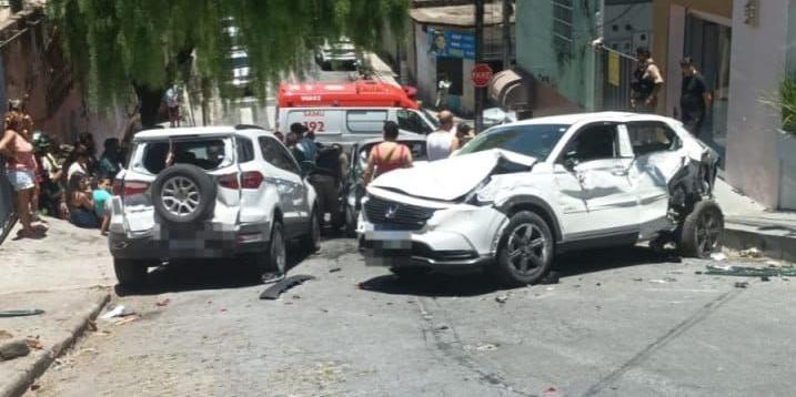 Acidente com quatro veículos deixa três feridos na região Noroeste de BH (Divulgação / Corpo de Bombeiros)