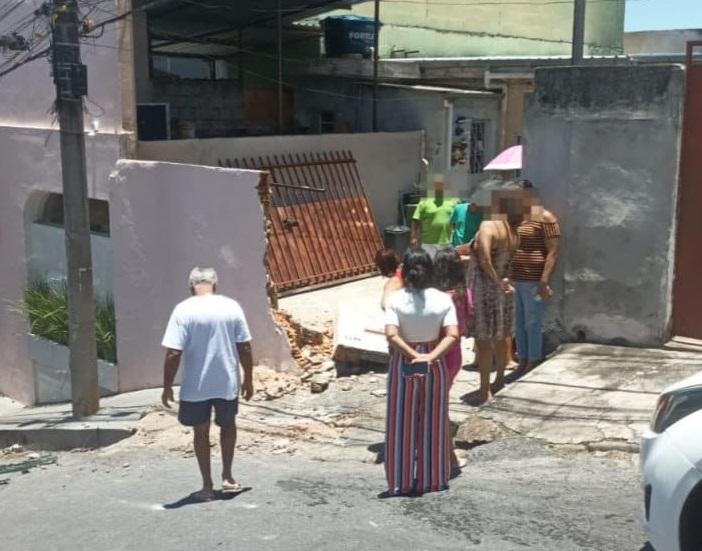 Carro acerta muro e portão de uma casa na região Noroeste de BH (Divulgação / Corpo de Bombeiros)