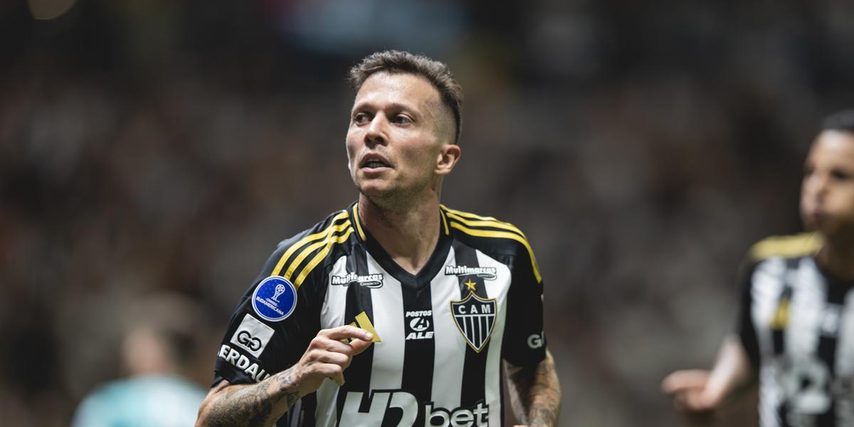 Jogador triena em Assunção e pode ser itular na final da Sul-Americana (Foto: Pedro Souza/Atlético)