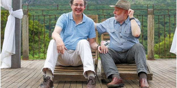 O economista e filósofo Eduardo Giannetti e o sociólogo italiano Domenico De Masi (à direita) foram a inspiração para o Fórum do Amanhã. Ambos participaram de todas as edições do evento em Tiradentes – De Masi até a morte, em 2023 (Leo Brant/ DIVULGAÇÃO)