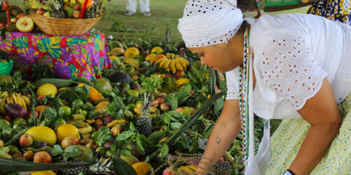 Celebração acontece em volta de alimentos naturais, partilhados em meio a música e danças tradicionais, comemorando a união dos povos (Diego Vasconcelos/ DIVULGAÇÃO)