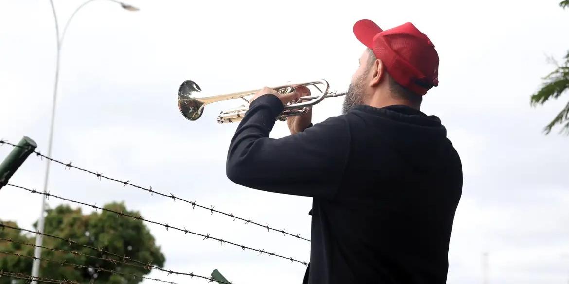 Trompetista em frente a sede da P após a prisão do ex-presidente Jair Bolsonaro (Valter Campanato/Agência Brasil)