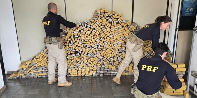 No mês passado, a PRF apreendeu 840 kg de maconha durante fiscalização de veículo na BR 262, em Betim (PRF/Divulgação)