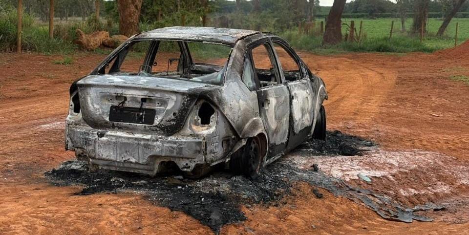 Em Formiga, incêndio ocorreu na comunidade Frazões, na zona rural (Bombeiros/Divulgação)