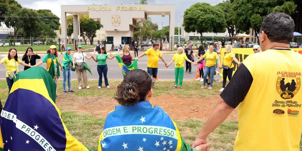 Pessoas em frente sede da Polícia Federal após a prisão do ex-presidente Jair Bolsonaro (Valter Campanato/Agência Brasil)