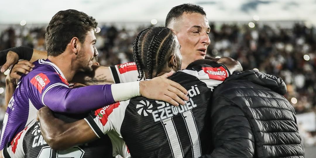 Elenco do Athletic comemora a permanência na Série B (Reprodução: Instagram)