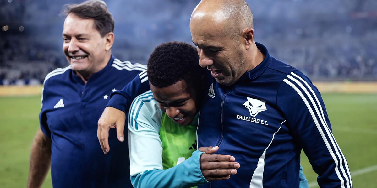 Leonardo Jardim parabeniza Arroyo pela grande partida contra o Corinthians (Foto: Gustavo Aleixo/Cruzeiro)