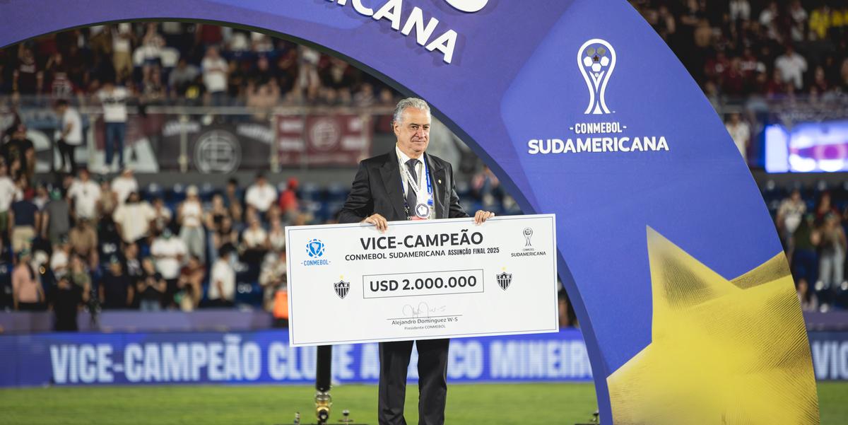 Presidente do Atlético exibe a premiação da equipe após o vice da Copa Sul-Americana (Foto: Pedro Souza / Atlético)