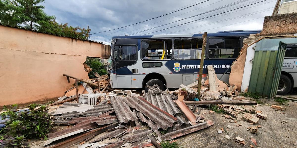 Acidente ocorreu na rua Geralda Martins Miranda, no bairro Maria Goretti (Maurício Vieira/Hoje em Dia)