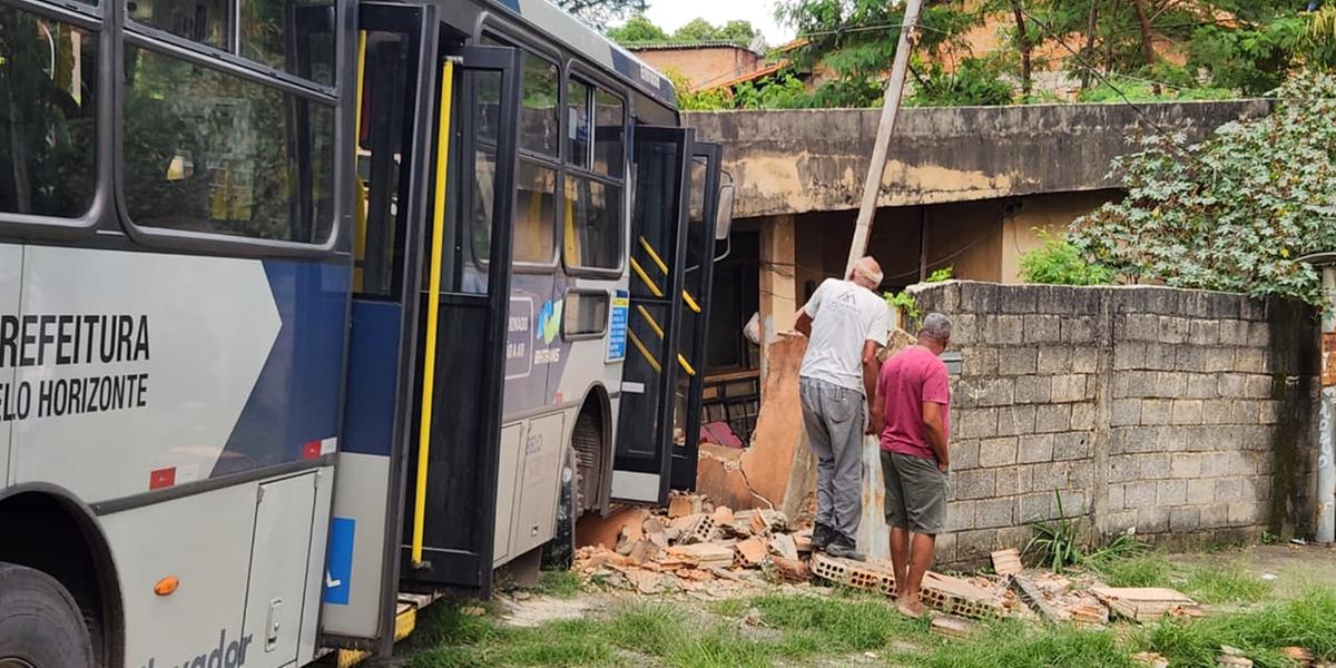 Moradora contou que foi um "cenário de horror"; no momento do acidente, ela estava em casa com a mãe, de 88 anos (Maurício Vieira)