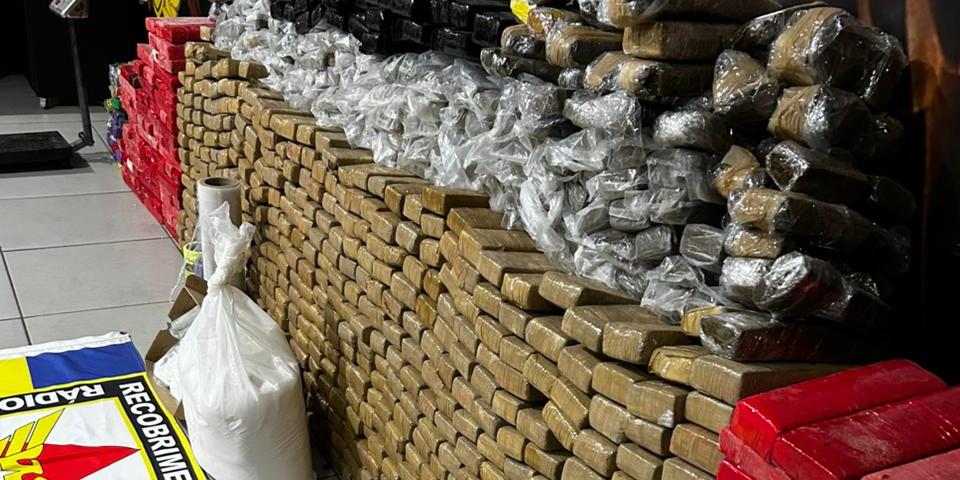 Mais de 1000 barras foram apreendidas dentro de um depósito em Uberlândia, no Triângulo Mineiro (Divulgação/ PMMG)