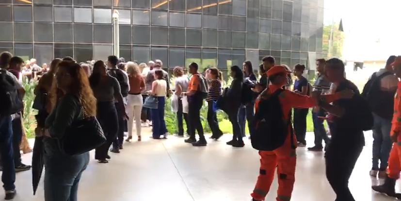 Funcionários deixam o Prédio Minas, na Cidade Administrativa, após alarme de incêndio ser disparado na manhã desta terça (25) (Reprodução/Redes Sociais)