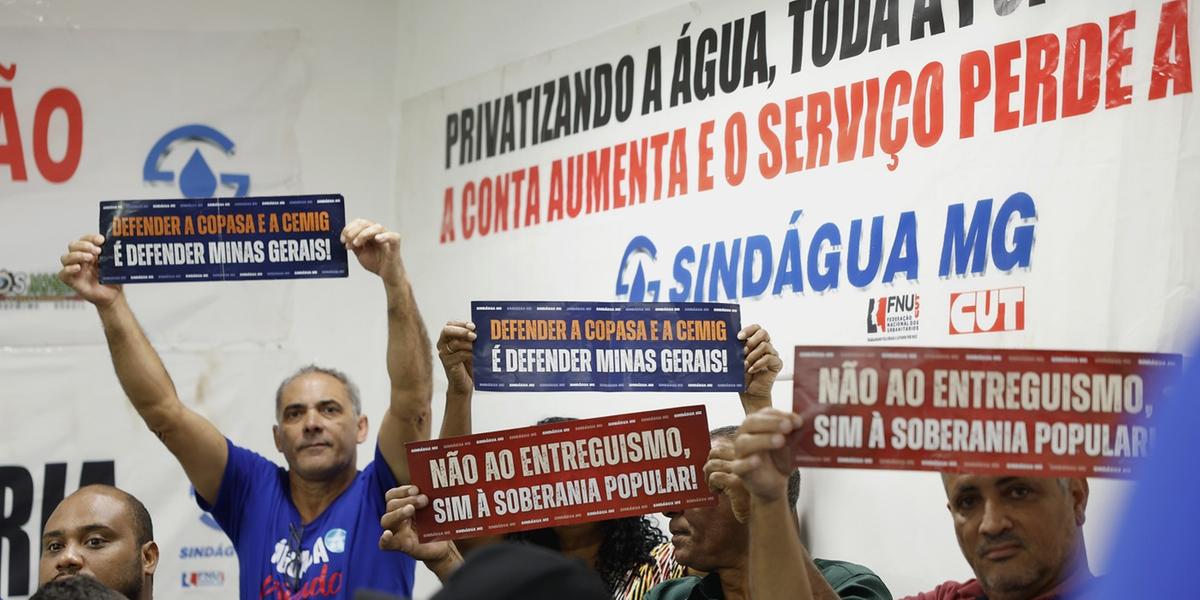 Trabalhadores da Copasa acompanharam as discussões e a votação do parecer na comissão (Alexandre Netto/ALMG)