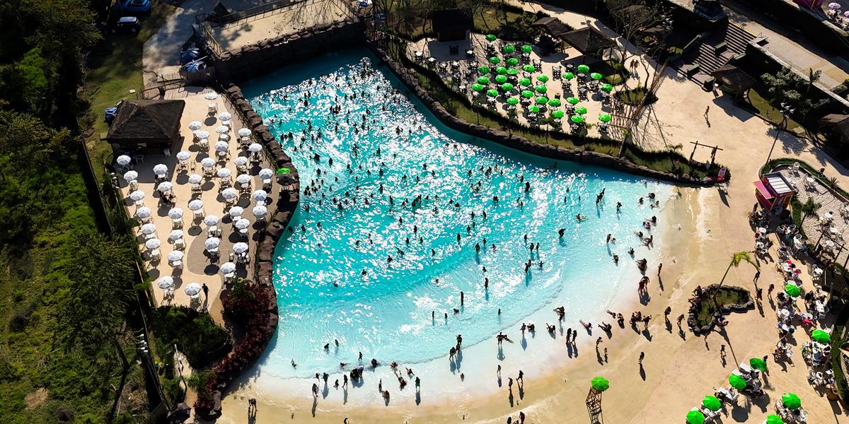 A Praia da Mata, piscina de ondas com águas a uma temperatura de 32 graus, é um dos destaques do parque Thermas da Mata (Divulgação)