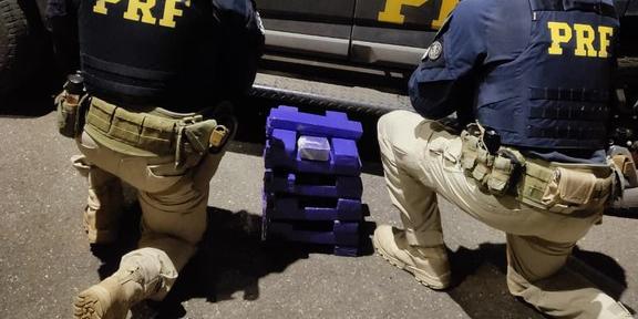 Tabletes de maconha foram encontrados dentro do porta-malas do veículo (Divulgação/ PRF)