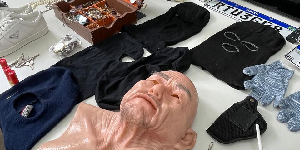 Foram apreendidas máscaras, balaclavas, carros com sinais de adulteração, munições, luvas, ferramentas e outros itens utilizados nos crimes (Valéria Marques/ Hoje em Dia)