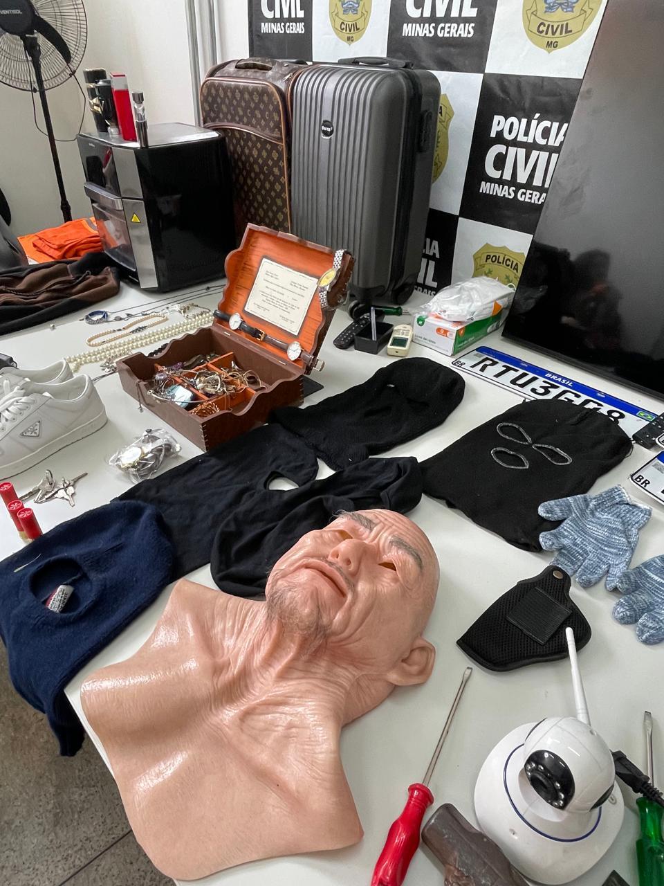 Foram apreendidas máscaras, balaclavas, carros com sinais de adulteração, munições, luvas, ferramentas e outros itens utilizados nos crimes (Valéria Marques/ Hoje em Dia)