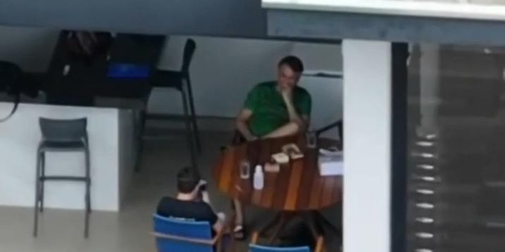 Nikolas Ferreira durante visita ao ex-presidente, em 21 de novembro (Reprodução TV Globo)