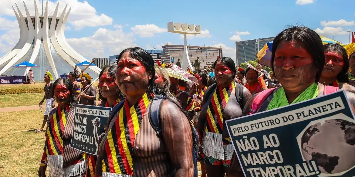 Lideranças indígenas em passeata contra marco temporal na Esplanada dos Ministérios (Antônio Cruz/Agência Brasil)