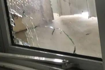 Vidro quebrado de janela atingida durante operação policial no Rio de Janeiro (Fogo Cruzado/Divulgação)