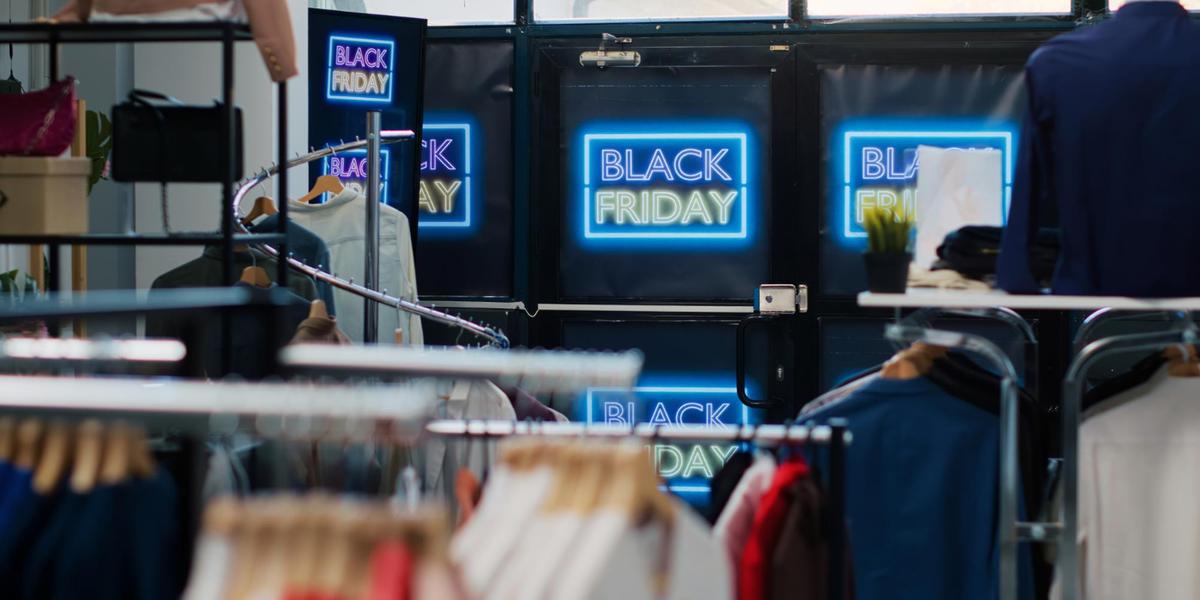 Alguns centros de compras já iniciaram o saldão, mas a maior parte irá oferecer as promoções de sexta-feira (28) a domingo (30) (DC Studio/Freepik)