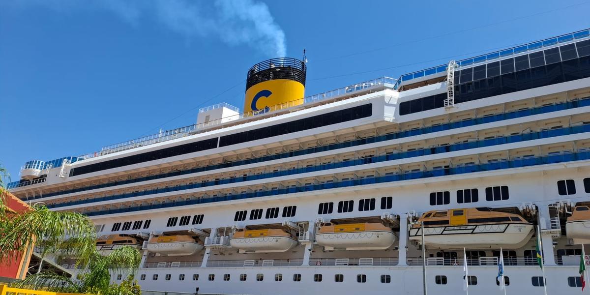 Costa Favolosa atracado em porto brasileiro: navio tem 290 metros de comprimento e capacidade para 3.800 hóspedes (Cláudia Costa )