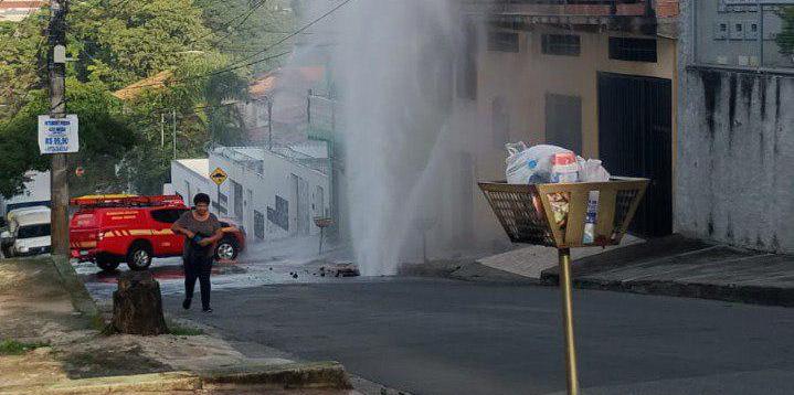 Adutora se rompeu no bairro Xangri-lá, em Contagem, na Grande BH (Divulgação/ CBMMG)