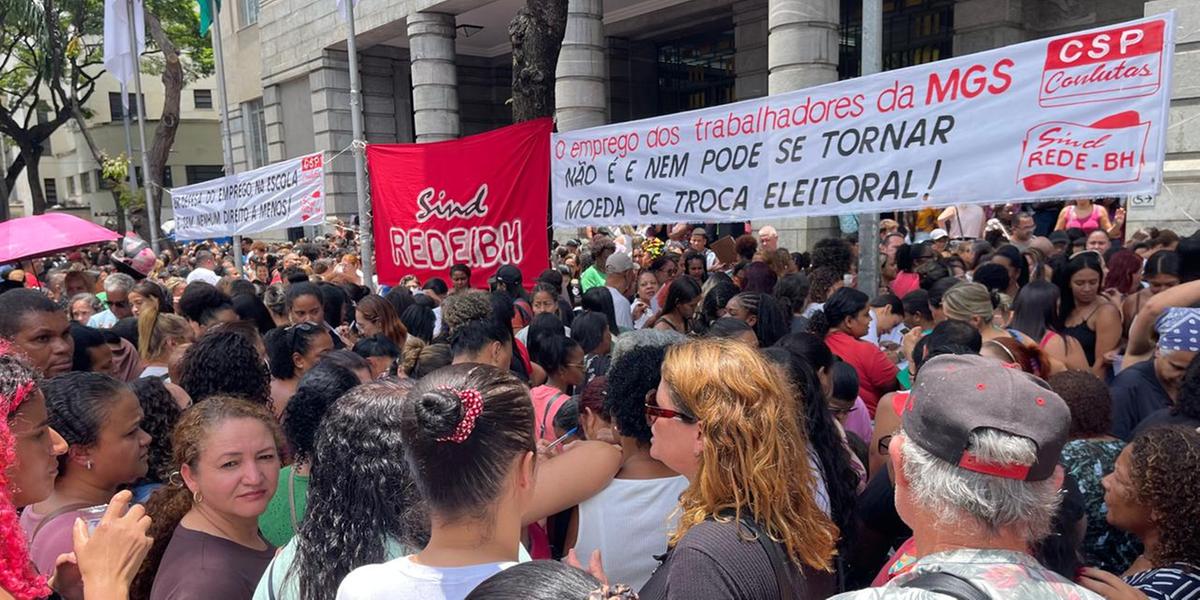 Servidores decidiram entrar em greve durante assembleia realizada em frente à PBH (Valéria Marques/ Hoje em Dia)